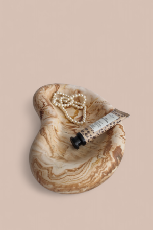 Käsitööna valminud üle 1 kg kaaluv beežikas-kollaka marmormustriga kipsist disainalus Uba.