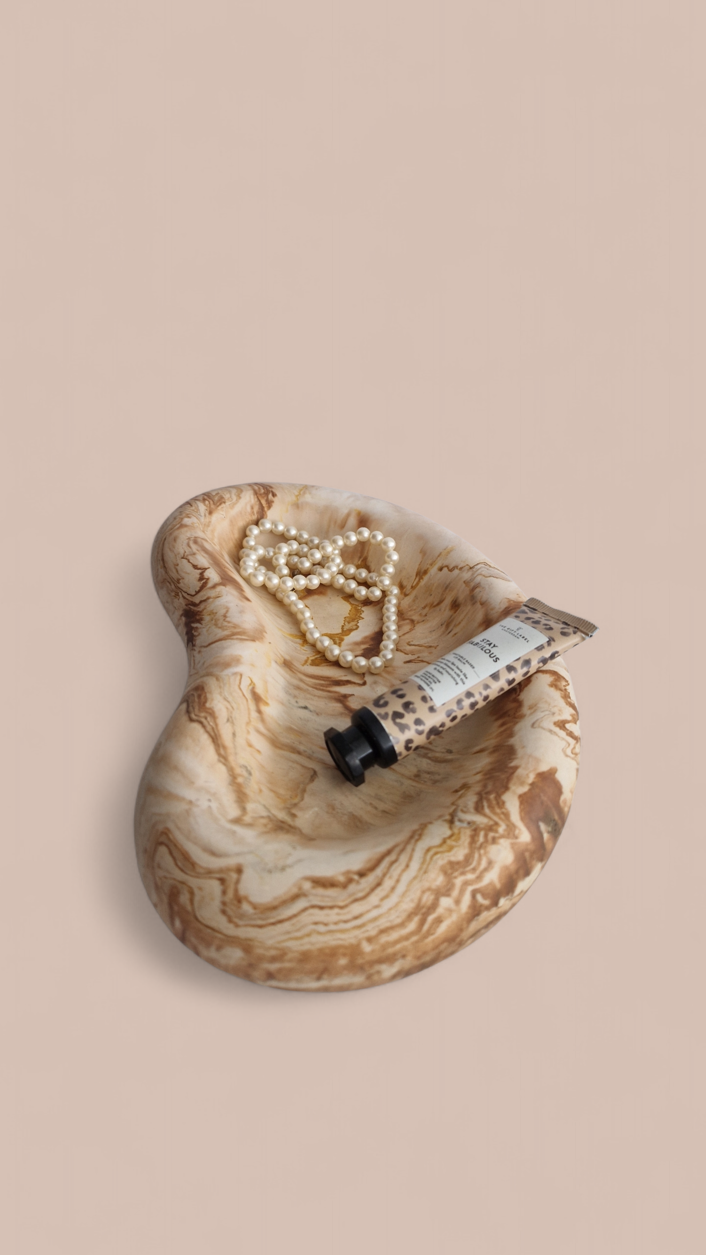 Käsitööna valminud üle 1 kg kaaluv beežikas-kollaka marmormustriga kipsist disainalus Uba.
