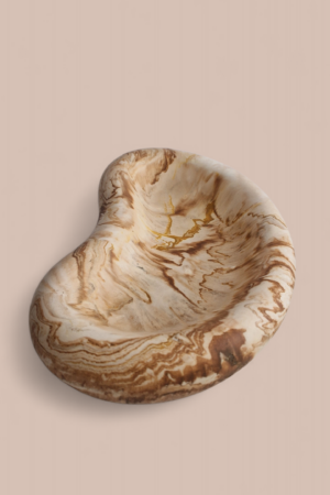 Disainalus Kuterra Uba – beežika marmorja mustriga massiivne kipsist ehetehoidja ja sisustuselement.