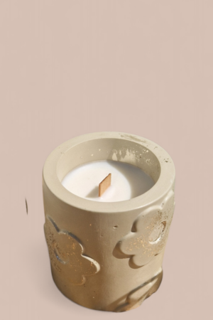 Käsitööna valminud aroomiküünal Boho Bloom, greige-toonis lillelise mustriga kipsist topsis sojavahast küünal