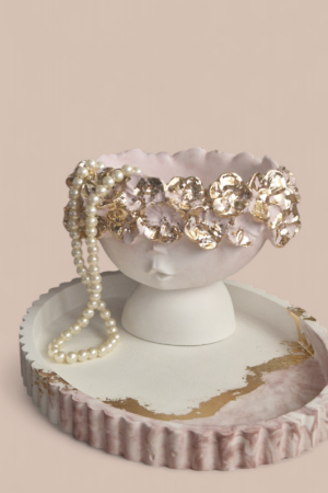 Käsitööna valminud roosakas ja kuldne kingikomplekt Rosé Light, lillelise äärega tops ja dekoratiivalus.