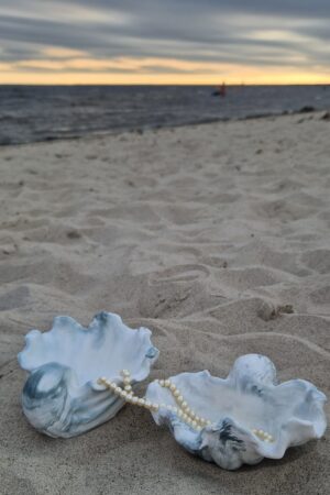 Merekarbi-kujuline ehete alus Ocean Pearl XL liival koos pärlitega, dekoratiivne sisustuselement.