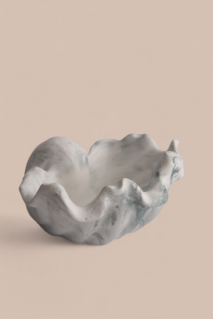 Käsitööna valminud merekarbi-kujuline disainalus Ocean Pearl XL, valge ja mererohelise marmorja mustriga.