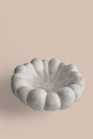 Käsitööna valminud pilvekujuline disainalus Cloud Nine, õrn ja õhuline ehetehoidja.