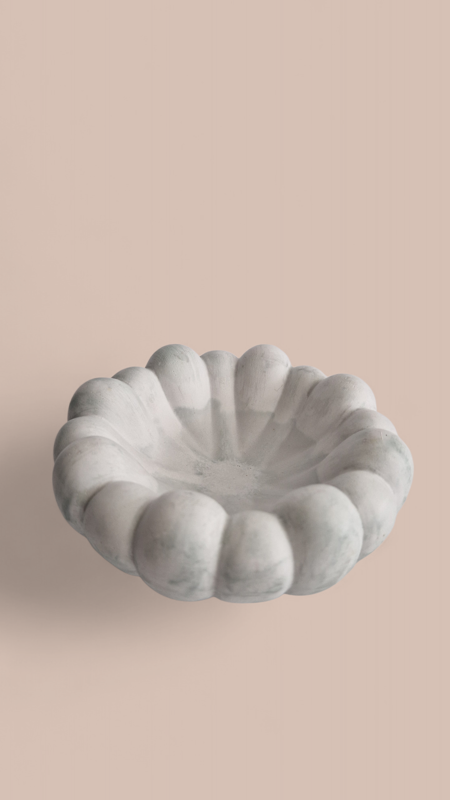 Käsitööna valminud pilvekujuline disainalus Cloud Nine, õrn ja õhuline ehetehoidja.