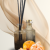 Kodulõhnastaja Mandarine & Fleur – käsitööna segatud 200 ml difuuser kuldse korgiga klaaspudelis.