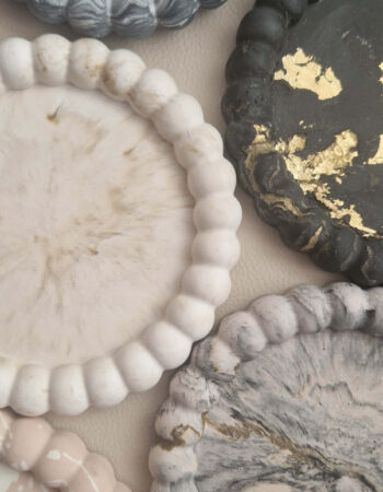 Käsitööna valminud marmor- ja kuldse mustriga kipsist alused Kuterra loovtoas.